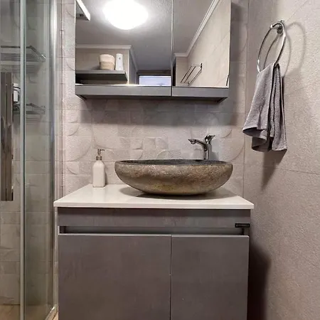Apartment Retreat In Town Korinth